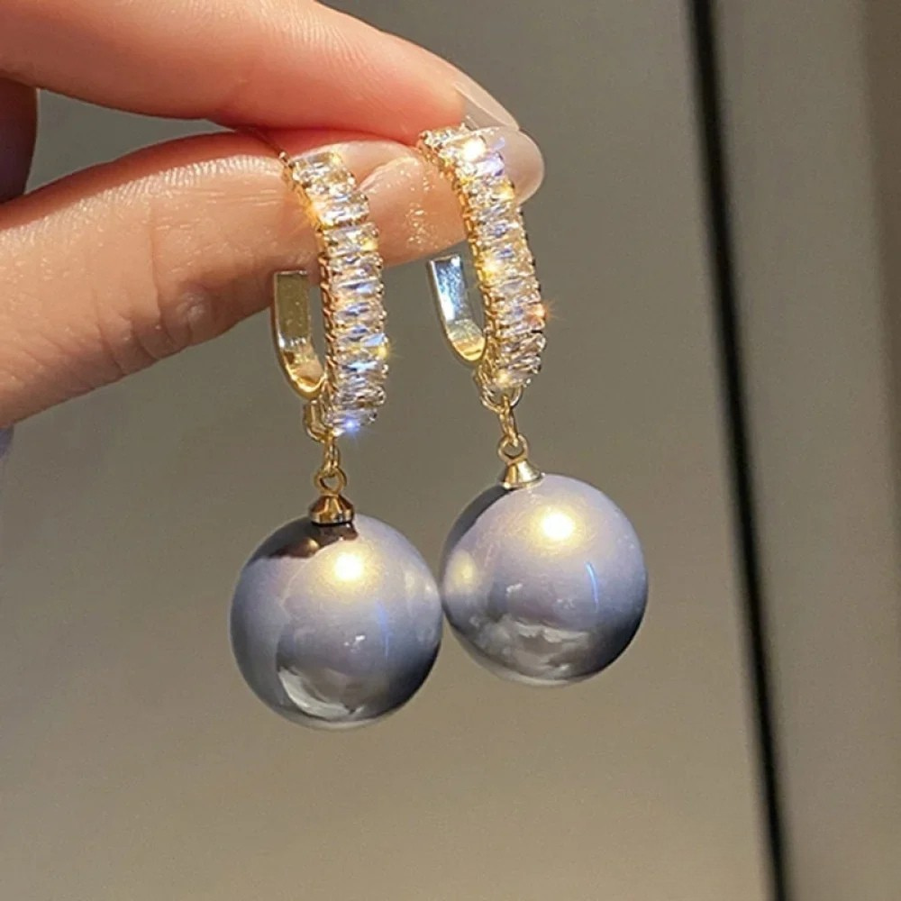 Elegant earrings with pearls and zircons
