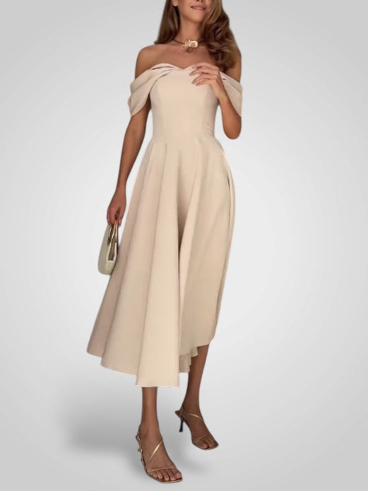 Elegant Maxi Dress with Open Shoulders and Pleated Design