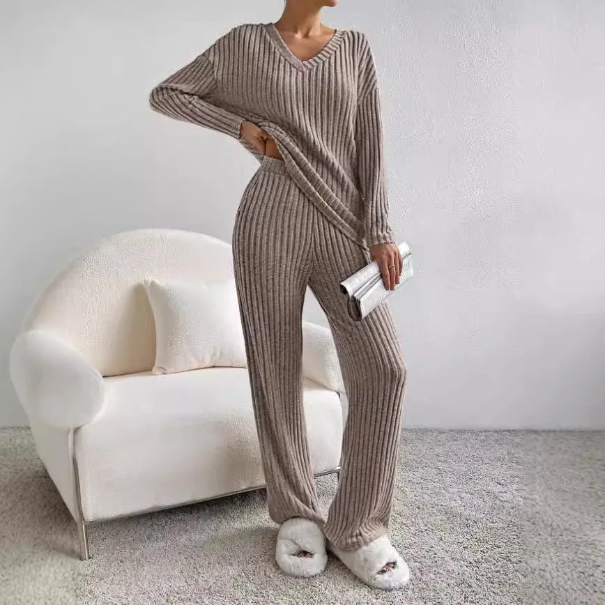Edina – Two-piece set with V-neck and knitted pattern