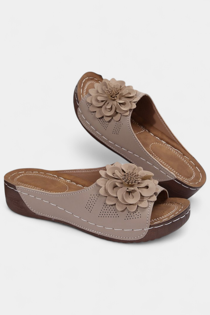 Rich orthopedic sandals with 3D flower and cushion