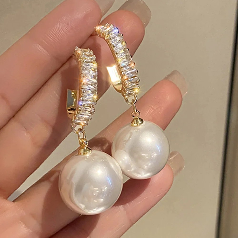 Elegant earrings with pearls and zircons