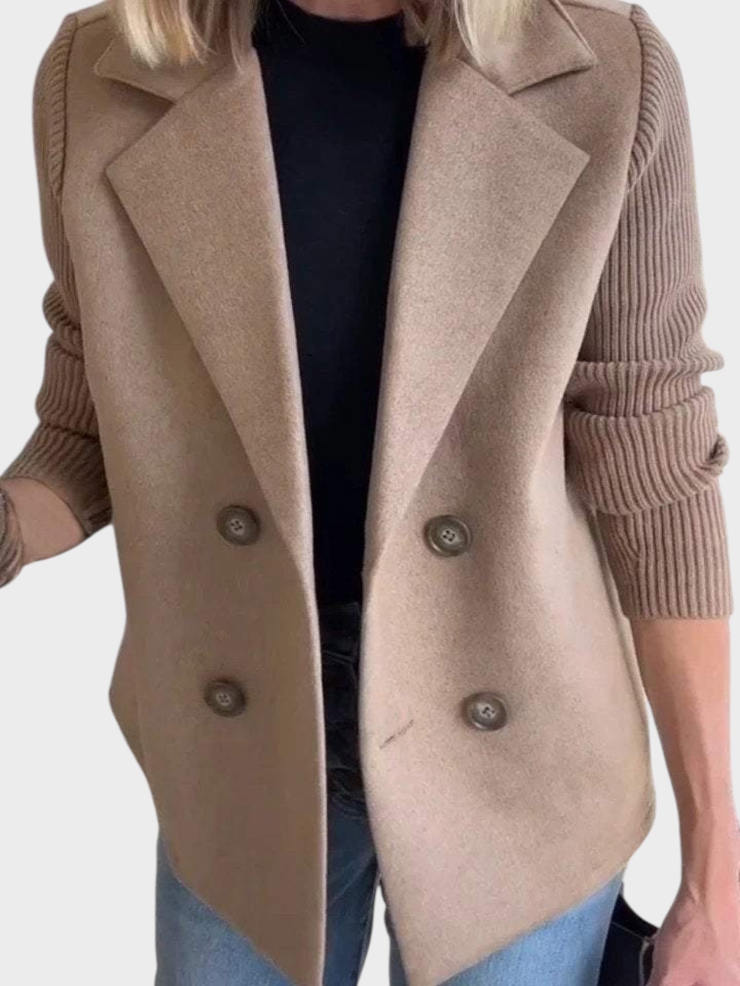 Elegant jacket with knitted sleeves