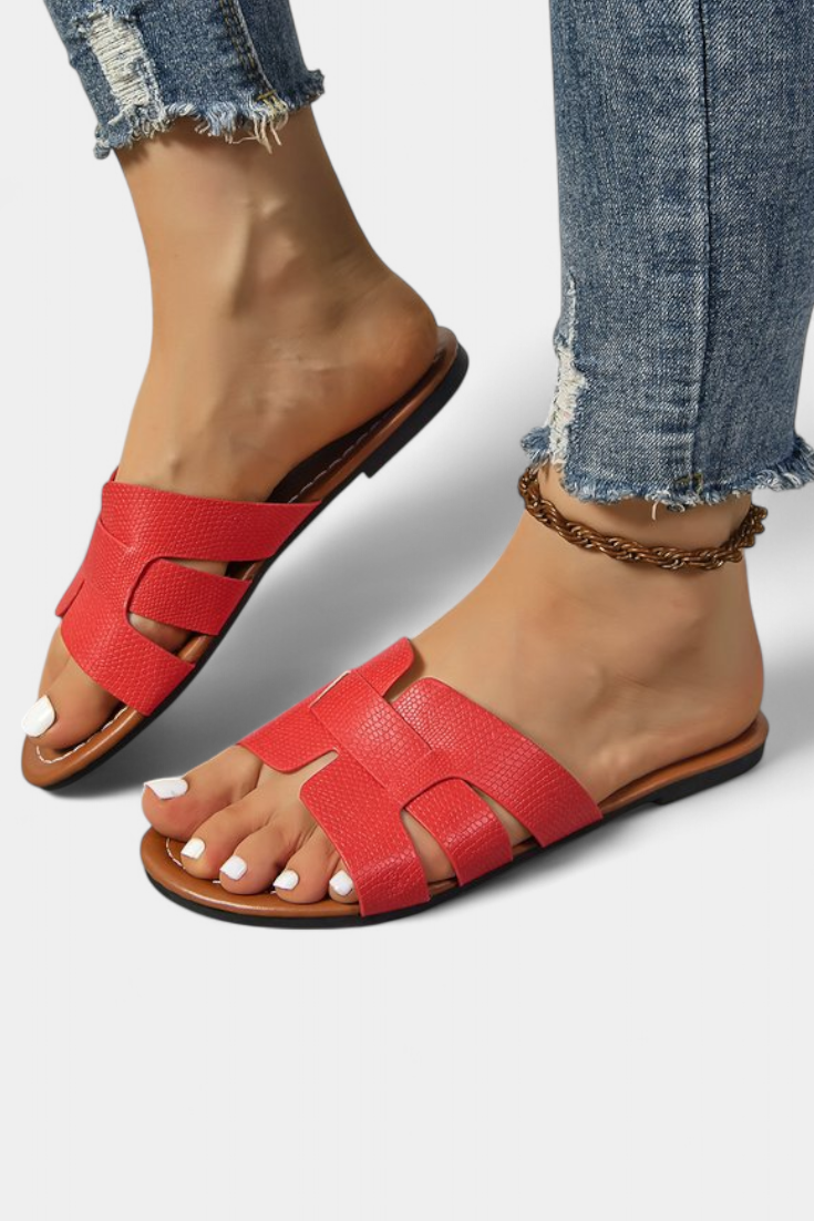 Silvia sandals with a classic design and geometric cut